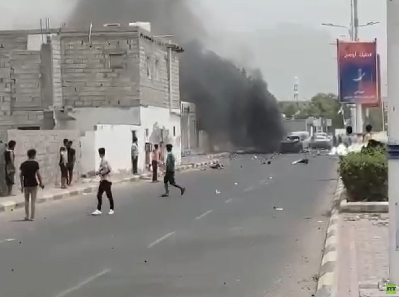 مراسلنا: استهداف موكب مسؤول أمني رفيع في عدن باليمن (فيديو + صورة)