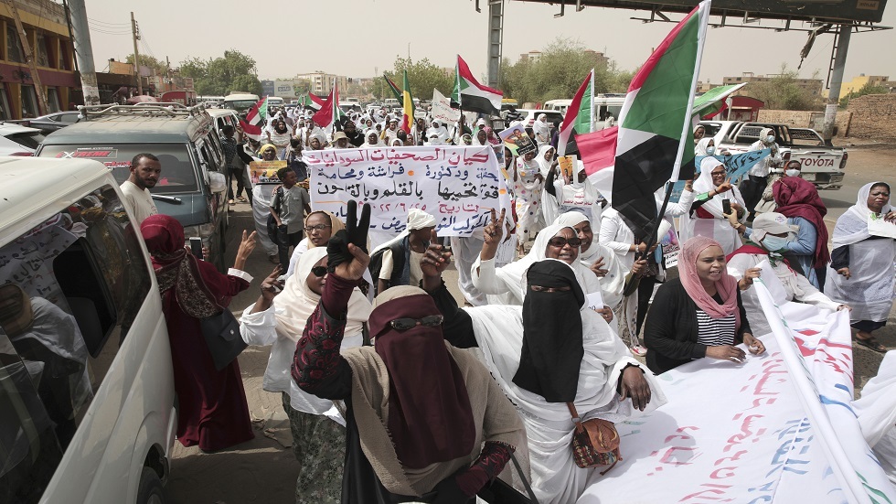 السودان.. إصابة 225 عنصرا أمنيا باشتباكات مع المتظاهرين