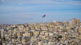 الأردن.. تكريم ضابط أعاد مبلغا ماليا كبيرا لأصحابه