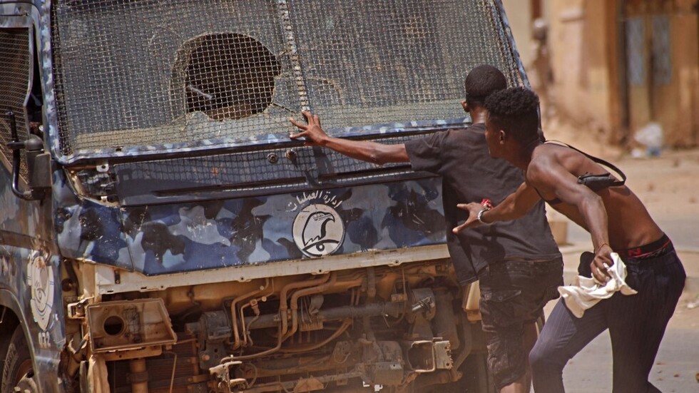 السودان.. إصابة 225 عنصرا أمنيا باشتباكات مع المتظاهرين