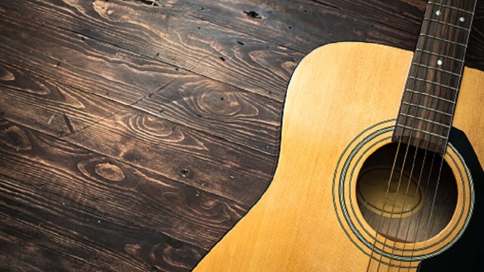 فنان كندي يستعيد غيتارا سرق منه قبل 46 عاما (صور)