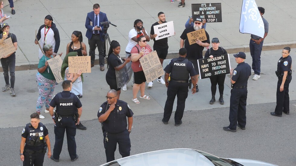 احتجاجات في الولايات المتحدة إثر مقتل شاب من أصل إفريقي برصاص الشرطة