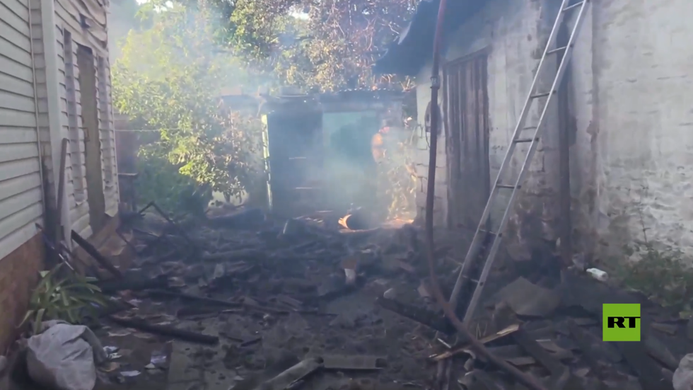 آثار قصف أوكراني عنيف على إحدى القرى في دونيتسك