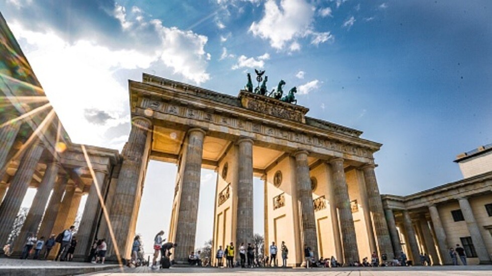 تحت شعار "حلال".. أول مسجد يرفع علم المثليين في ألمانيا (صور + فيديو)