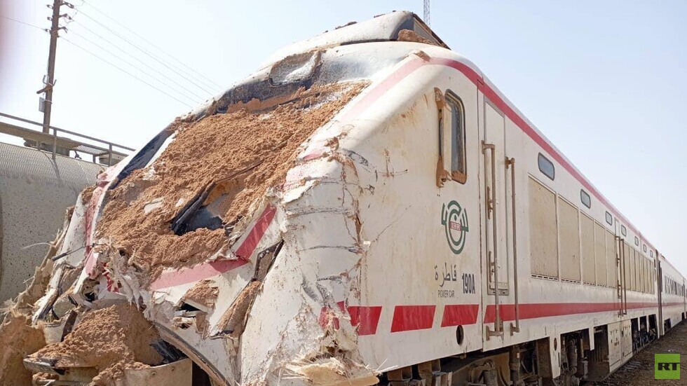 العراق.. حادث اصطدام مروع بين قطار ركاب وشاحنة محملة بالرمل على طريق بغداد ـ البصرة (صور)