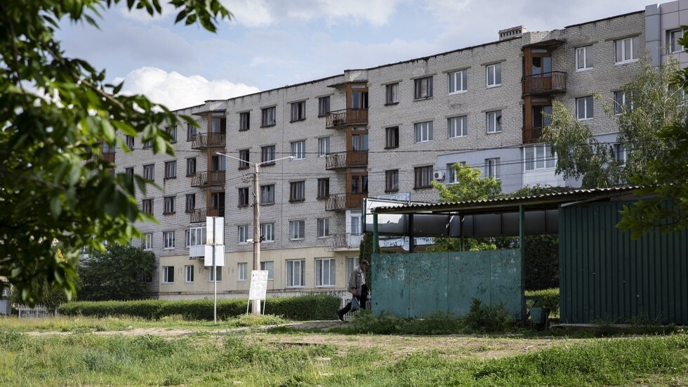 العثور على ثلاثة جنود أوكرانيين مختبئين في شقق سكنية بمدينة ليسيتشانسك