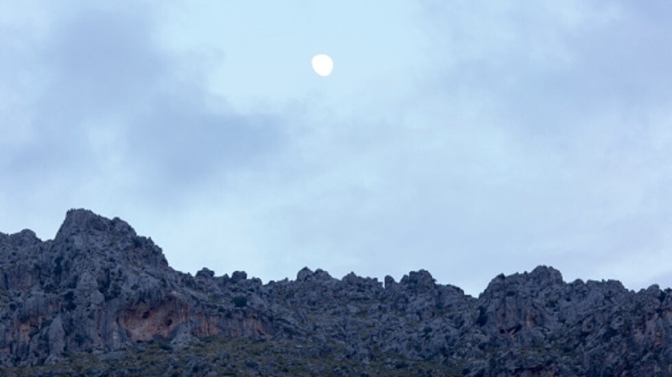 نجاة مغامر إيطالي علق في صدع صخري رغم بقائه 7 أيام بلا ماء وطعام (صورة)