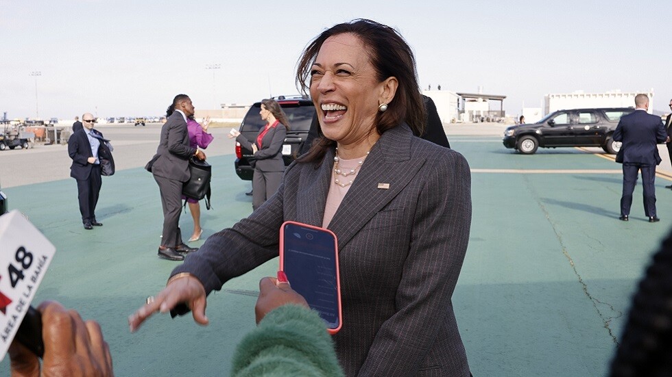 ضحك هاريس يثير استياء أمريكيين