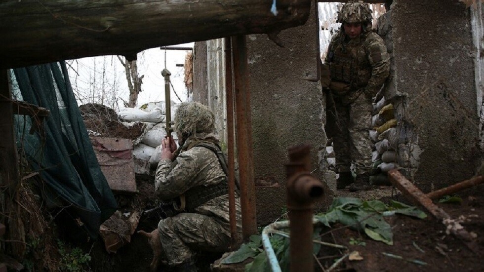 جنرال كندي: جنود الاحتياط الأوكرانيون يقاتلون بسياراتهم الخاصة بعد نفاد دباباتهم