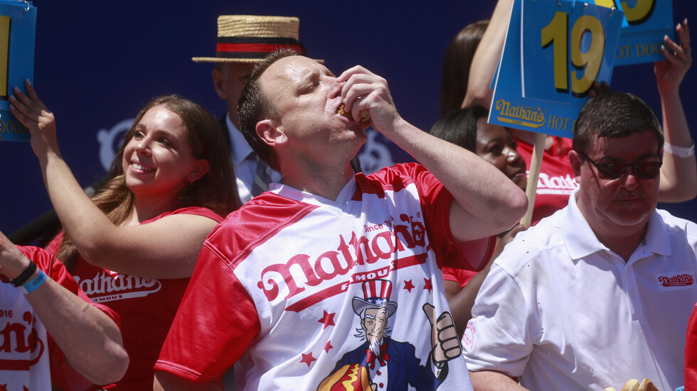 ناشط بيئي يمنع الأمريكي جوي شستنوت من تكرار رقمه القياسي في التهام الهوت دوغ