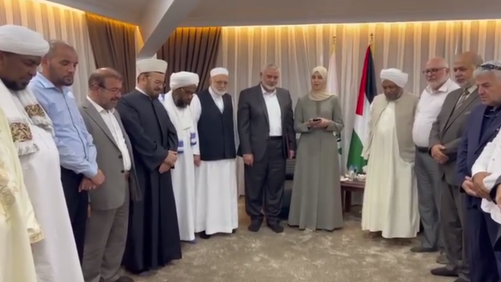 إسماعيل هنية يحضر حفل تكريم حفيدته