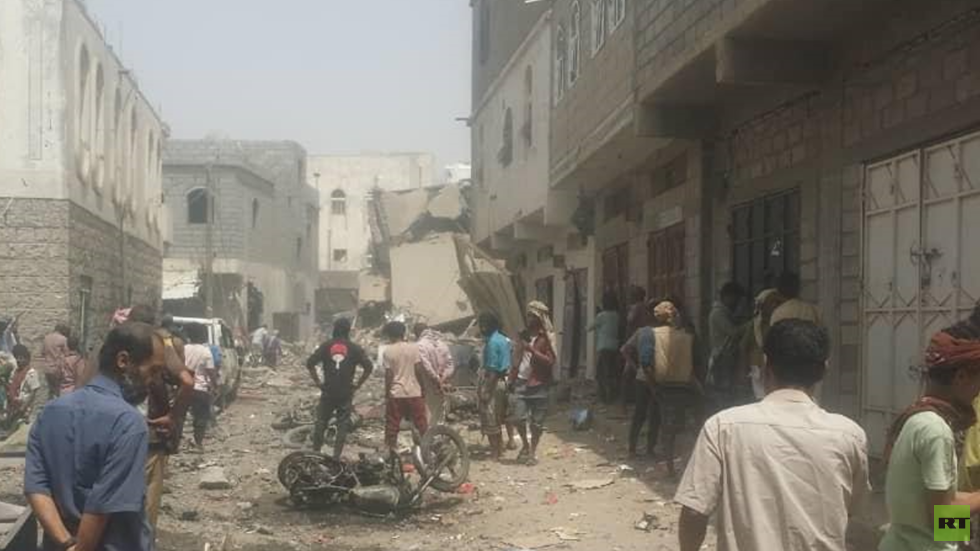 مراسلنا: قتلى وجرحى في انفجار مخزن للسلاح بمحافظة أبين جنوبي اليمن (صورة)