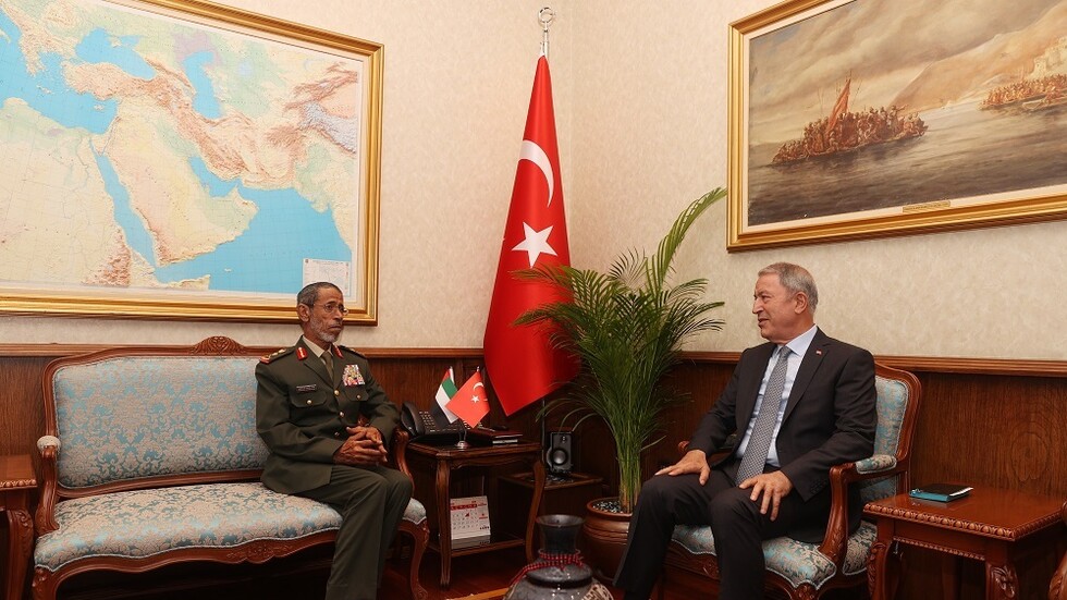 وزير الدفاع التركي ورئيس الأركان الإماراتي يبحثان التعاون الثنائي