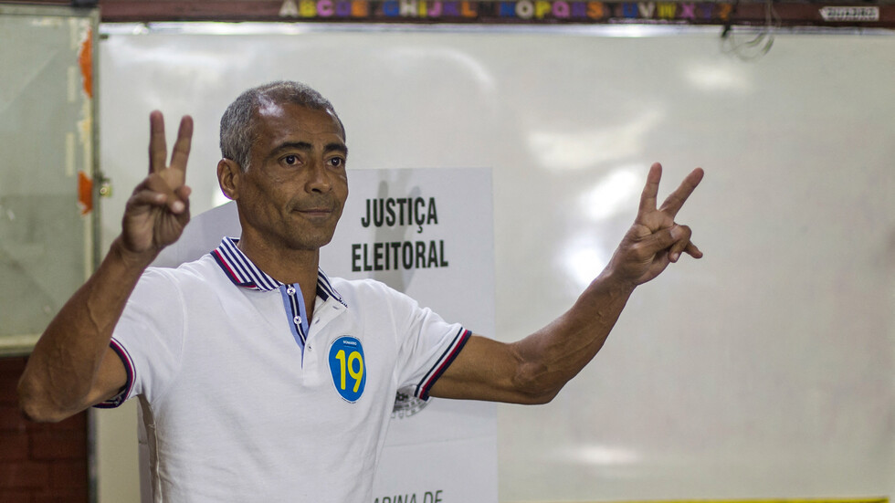 بعمر 56 عاما.. روماريو يخطف الأنظار بهدف مذهل (فيديو)