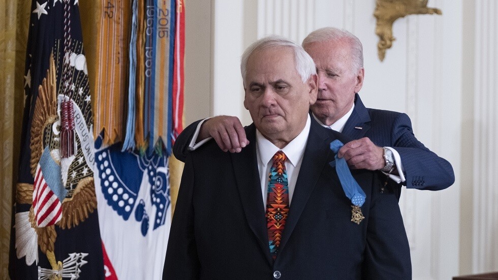 بايدن يمنح الأوسمة لأبطال حرب فيتنام بطريقة غريبة