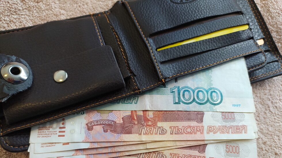 الروبل يتراجع أمام الدولار في بورصة موسكو