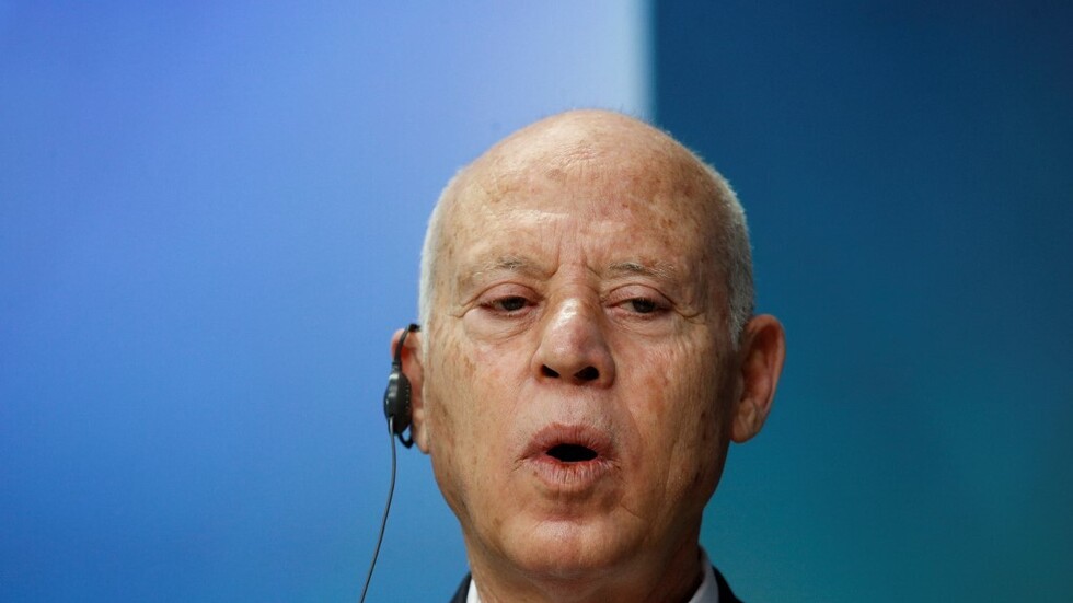 دمشق تنشر بيانا حول لقاء وزير خارجيتها مع الرئيس التونسي قيس سعيد في الجزائر