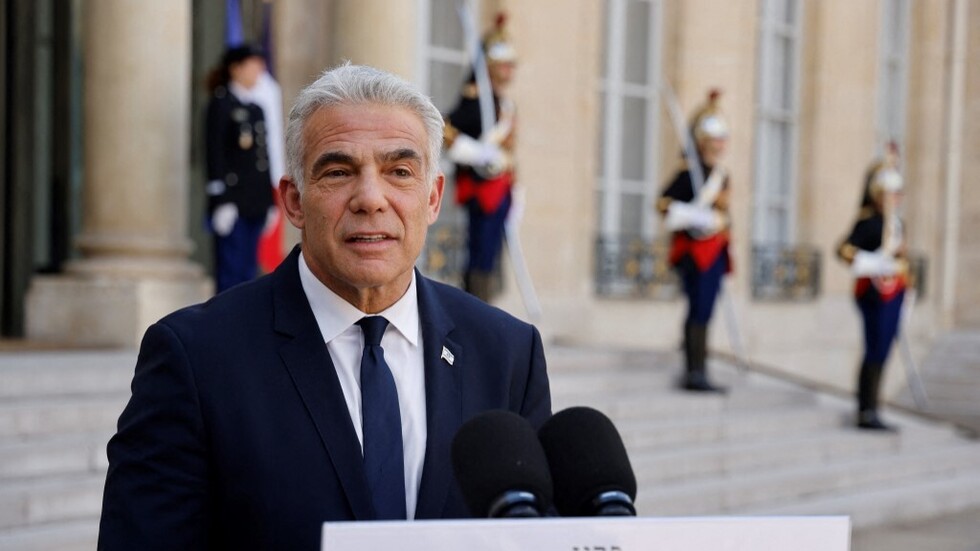 لابيد يؤكد أنه لا يستبعد الاجتماع مع محمود عباس