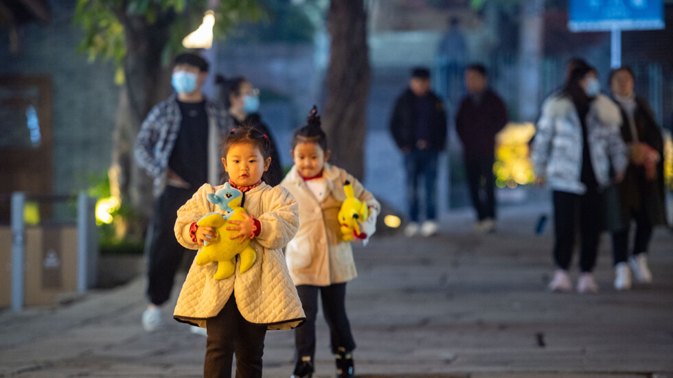 الصين تشجع على إنجاب 3 أطفال وتستثني الأمهات العازبات من الامتيازات