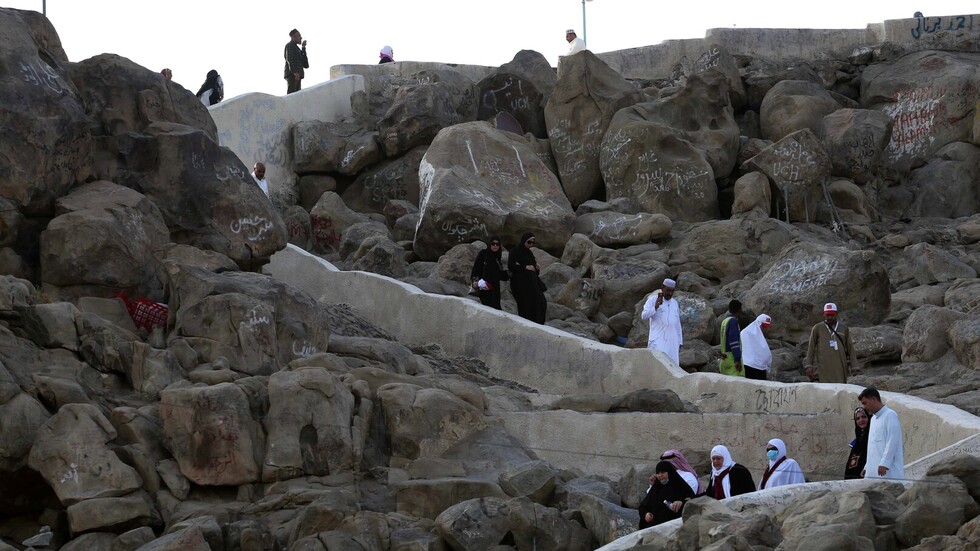 إمام الحرم المكي السابق يحسم الجدل حول صحة حديث صيام يوم عرفة