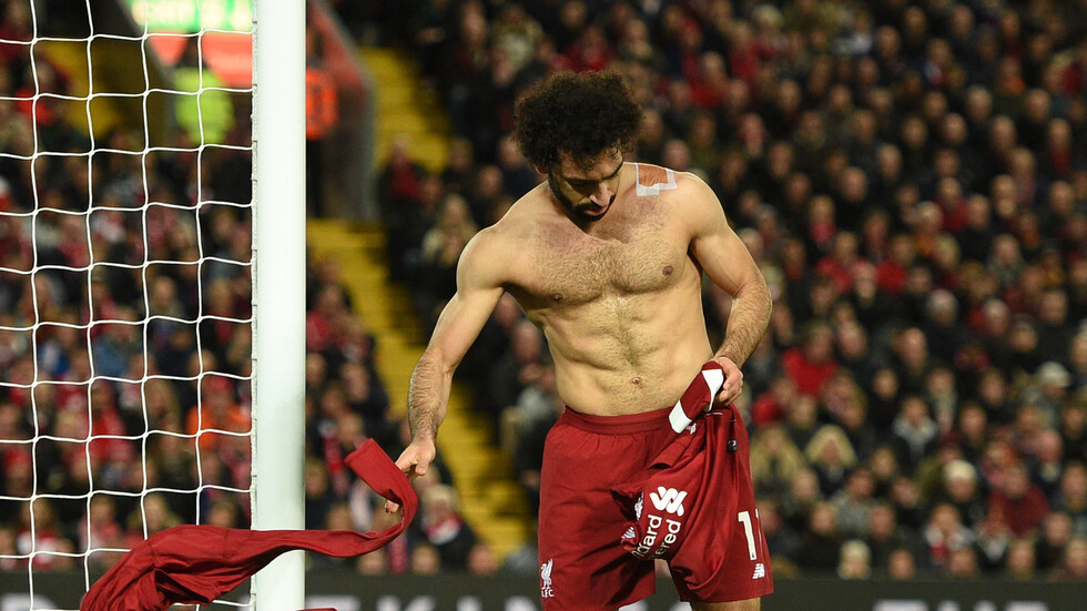 "عضلات صلاح في المالديف" تثير تعليقات ومزاح أصدقائه (صورة)