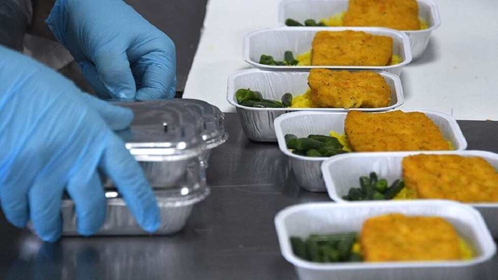 خبيرة تغذية تنصح بعدم تناول بعض الأطعمة على متن الطائرة