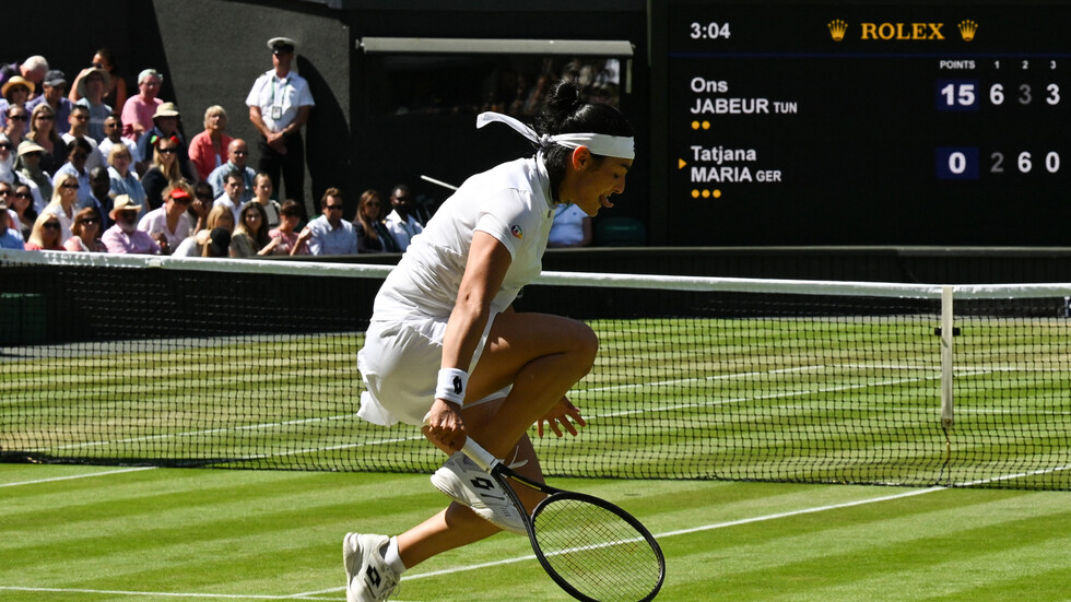 بالفيديو.. التونسية أنس جابر تذهل الحاضرين بلقطة في نصف نهائي ويمبلدون