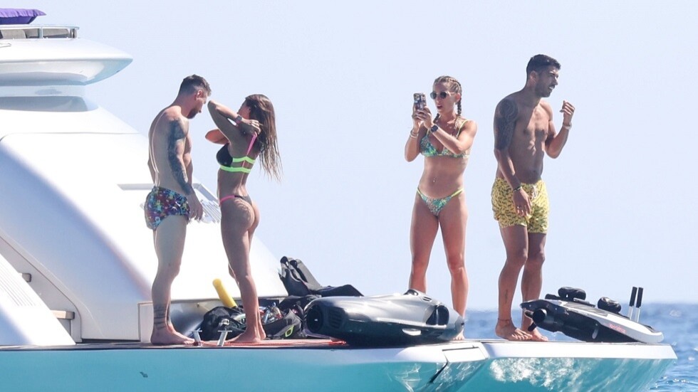 سواريز يرد على الشائعات المتعلقة به وصديقه ميسي