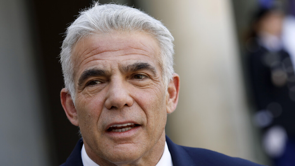 لابيد يتصل بالعاهل الأردني مهنئا بعيد الأضحى ومعزيا بضحايا تسرب الغاز في العقبة