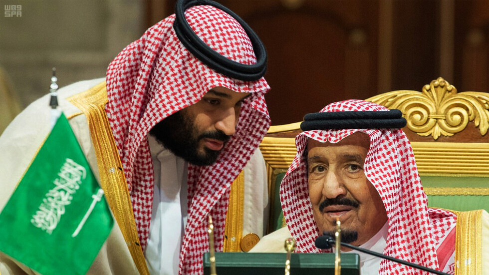 بفارق 24 عاما.. نشر صورتين "تاريخيتين" للملك السعودي والأمير محمد بن سلمان خلال موسم الحج (صور)
