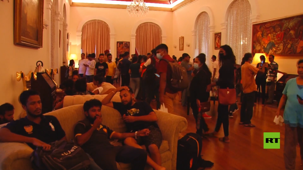 حشود من مواطني سريلانكا يواصلون التدفق إلى قصر الرئاسة