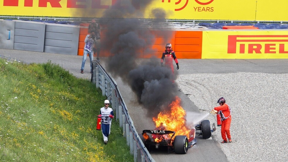 شاهد.. اشتعال النيران في سيارة فيراري أثناء سباق الفورمولا-1