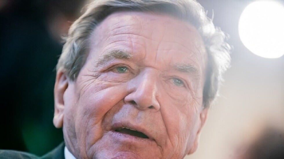 المستشار الألماني الأسبق يؤيد الحل الدبلوماسي في أوكرانيا ومواصلة الحديث مع روسيا