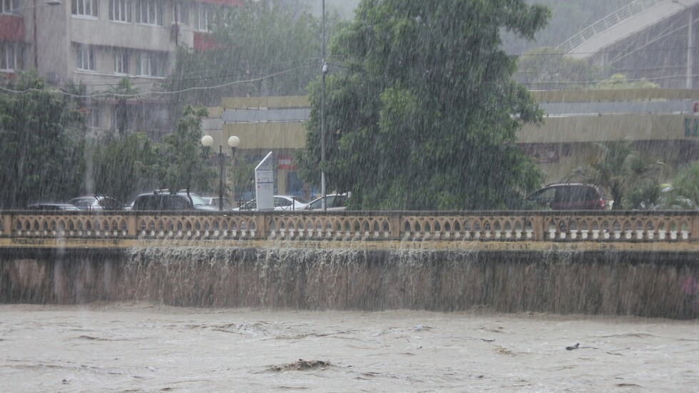 روسيا.. شوارع سوتشي تتحول إلى أنهار بمياه جارفة (فيديو)
