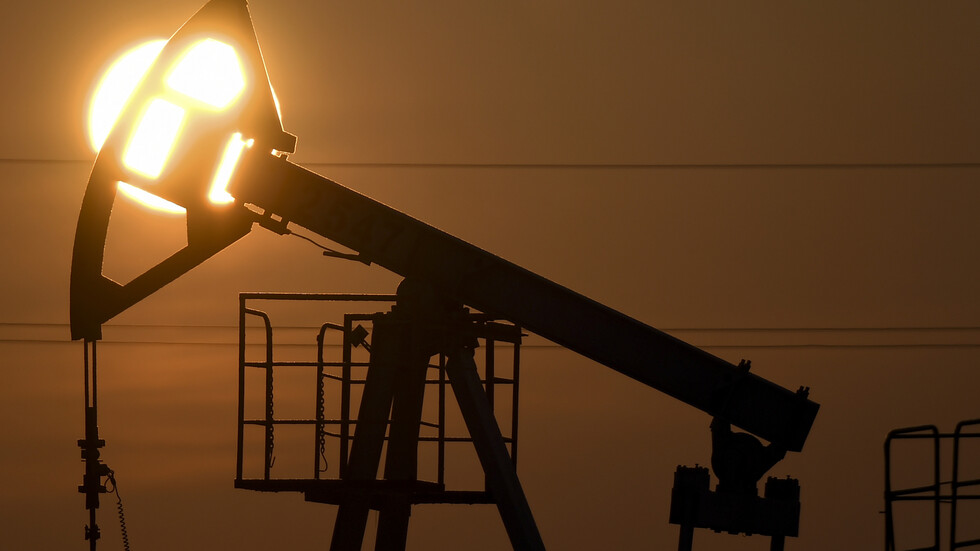 تقرير صيني: العقوبات الغربية المحتملة على النفط الروسي سيدفع ثمنها العالم كله