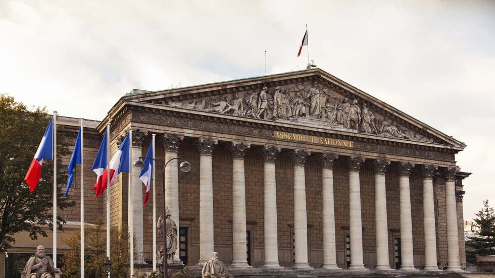 فرنسا.. اقتراح سحب الثقة من رئيسة الوزراء إليزابيث بورن يبوء بالفشل!