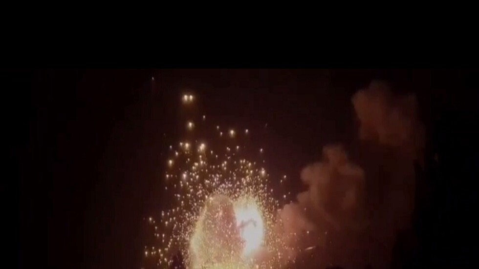 انفجارات ضخمة نتيجة قصف أوكراني لمستودعات أسمدة في نوفايا كاخوفكا بصواريخ HIMARS الأمريكية.. فيديو