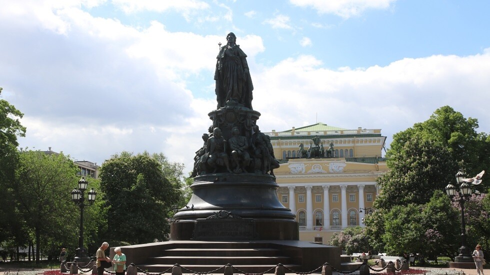 زيلينكسي سينظر بطلب نزع نصب يكاترينا الثانية التذكاري في أوديسا وتبديله بتمثال ممثل إباحي