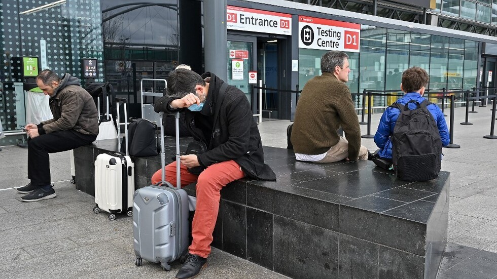 بريطانيا.. مطار هيثرو يطلب من شركات الطيران وقف بيع الرحلات