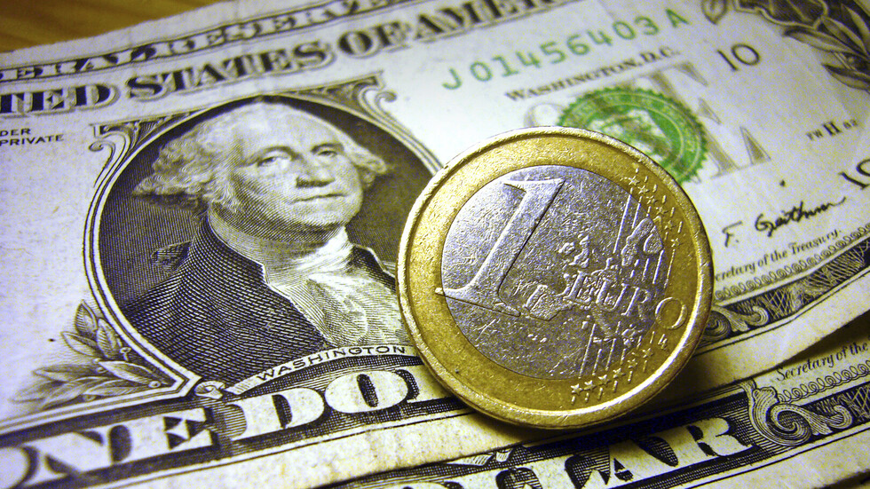 للمرة الأولى في 20 عاما.. الدولار أقوى من اليورو