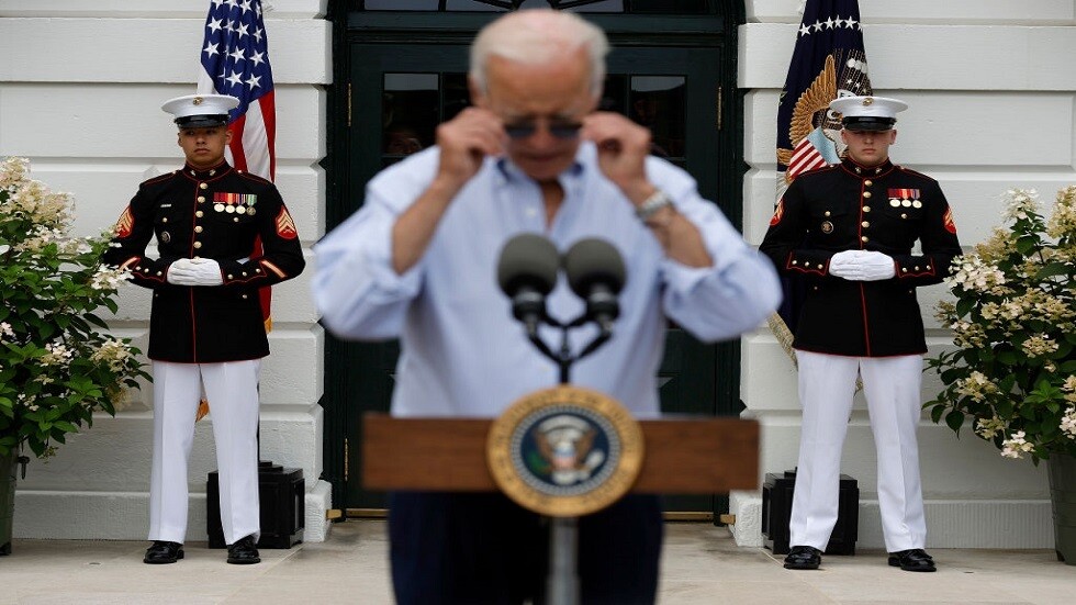 بايدن: سنواصل العمل مع الحلفاء الأوروبيين لتحديد سقف أسعار النفط الروسي