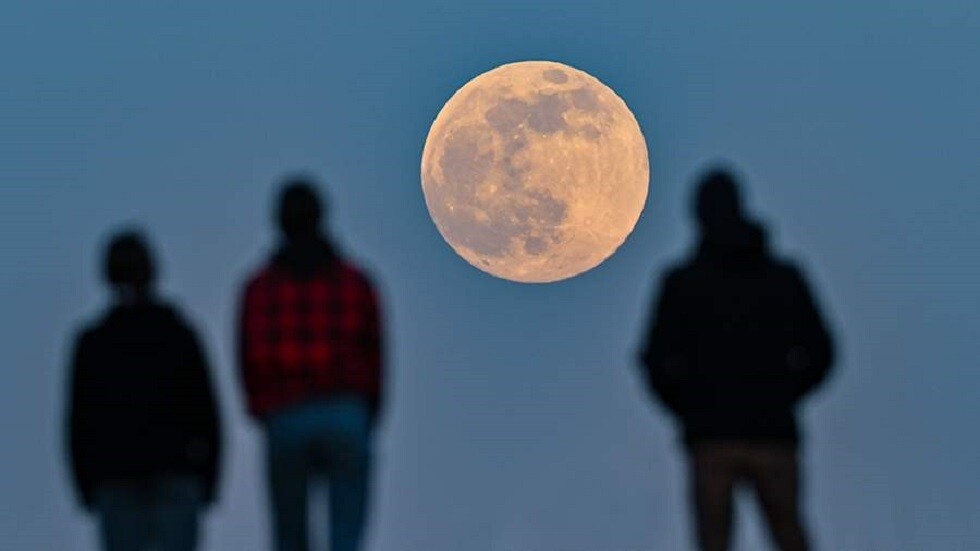 لماذا يكتسي القمر العملاق باللون الأحمر؟