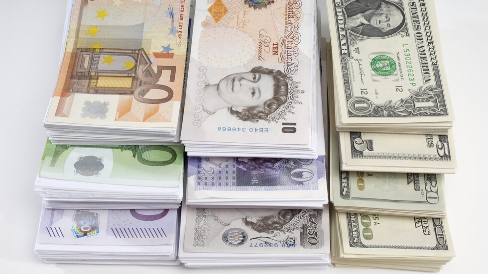 الدولار يواصل صعوده ويسجل أعلى مستوى أمام الين الياباني منذ نحو ربع قرن