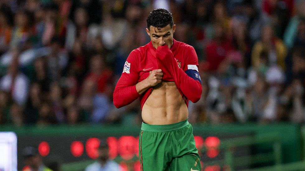 ما النادي العربي الذي تقدم بعرض لضم رونالدو؟