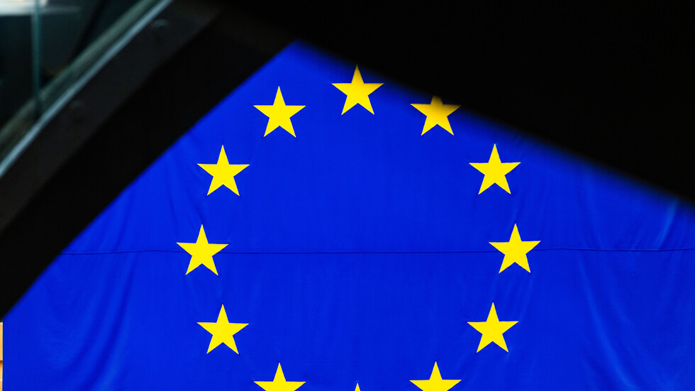 الاتحاد الأوروبي يبحث إمكانية رفع العقوبات عن بعض الشخصيات الروسية