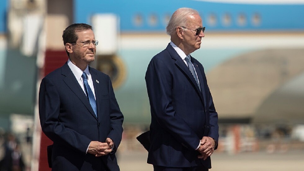 الرئيس الإسرائيلي يقلد بايدن وسام الشرف الرئاسي (صور + فيديو)