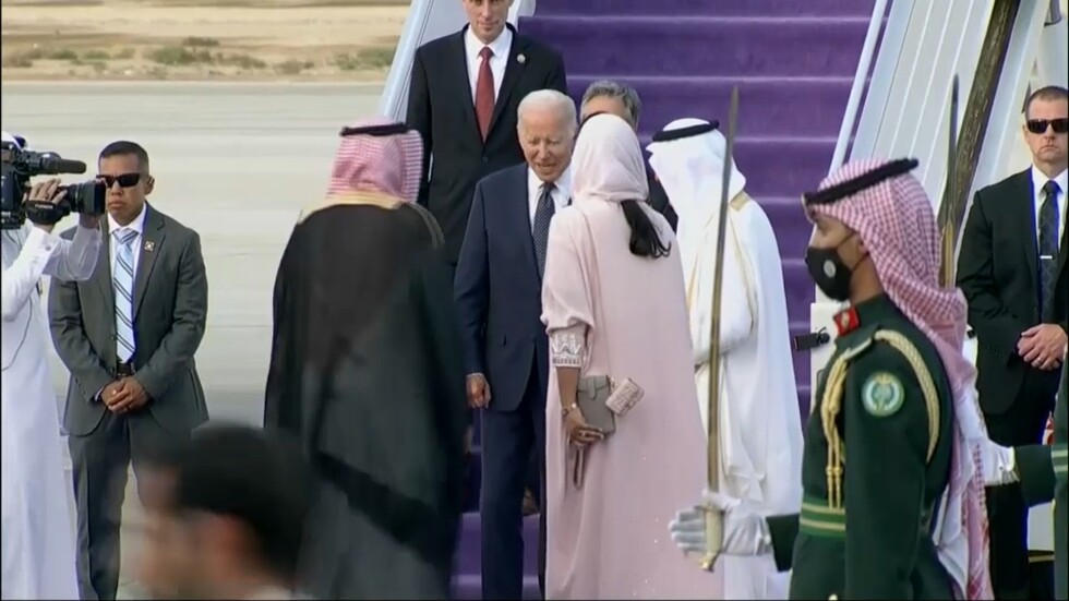 بايدن يصل إلى السعودية التي تعهد بجعلها بلدا "منبوذا" (فيديو)