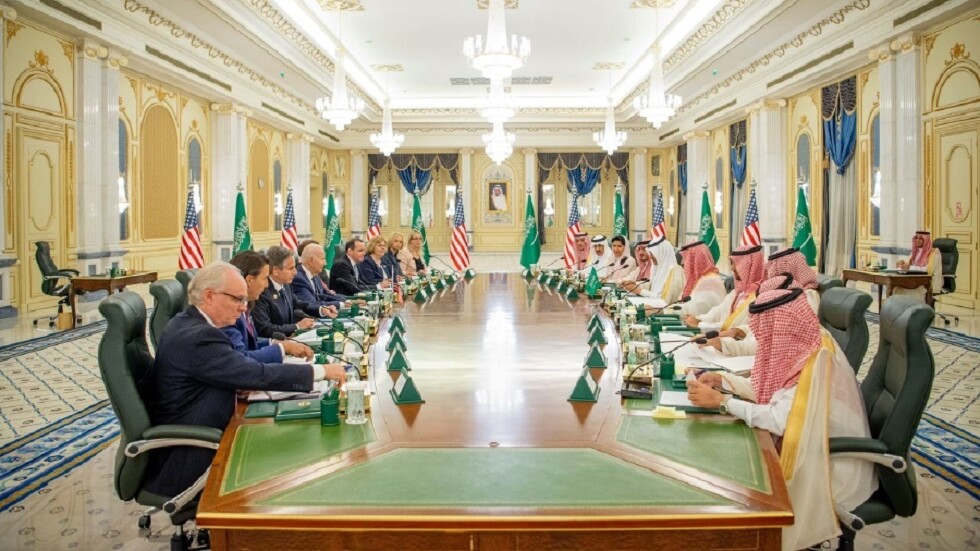 صحفية أمريكية تحرج بايدن: هل لا تزال السعودية منبوذة؟