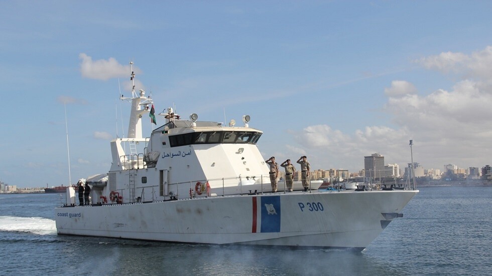 ليبيا.. اعتراض قارب هجرة على متنه 134 مصريا