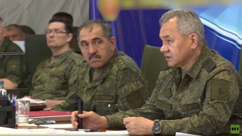 شويغو يوجه بالتركيز على تدمير الصواريخ والمدفعية بعيدة المدى للجيش الأوكراني